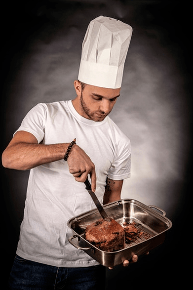 Vyras ruošia mėsą potencijai